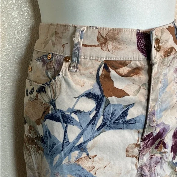 CHICO'S Floral Print Jeans, 1.5 (US 10). - Picture 7 of 17